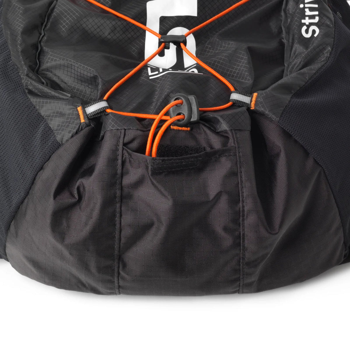 detalle del tejido y bolsillo exterior de la mochila Silva Strive Mountain Pack para trail running y montaña