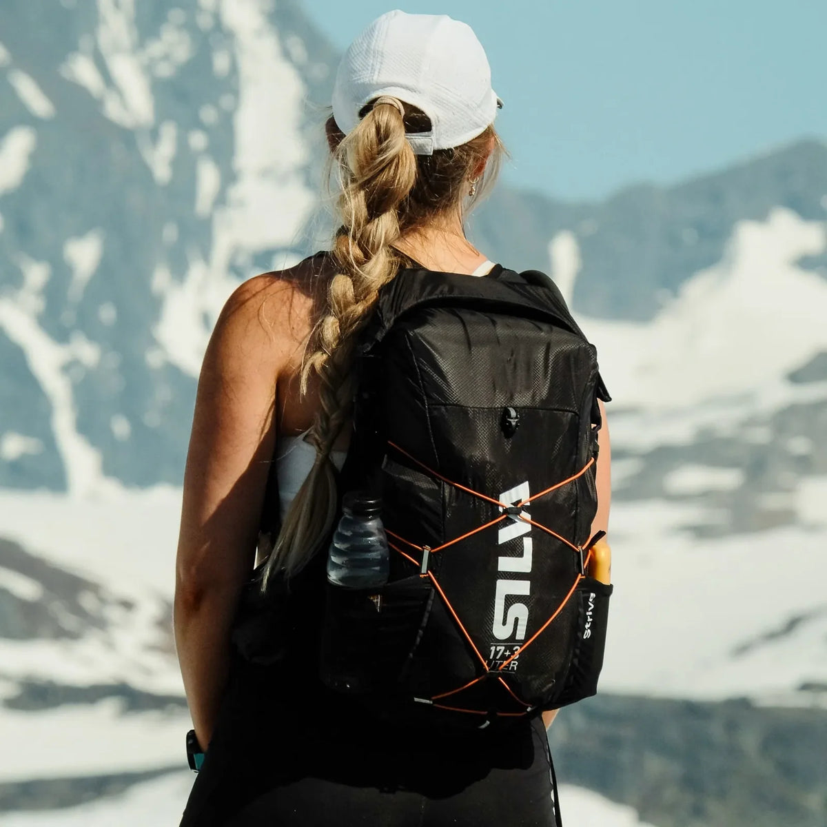 corredora utilizando la mochila Silva Strive Mountain Pack durante una salida de trail running
