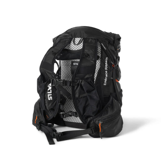 vista trasera de la mochila Silva Strive Mountain Pack con detalle del sistema de ajuste y las correas para trail running