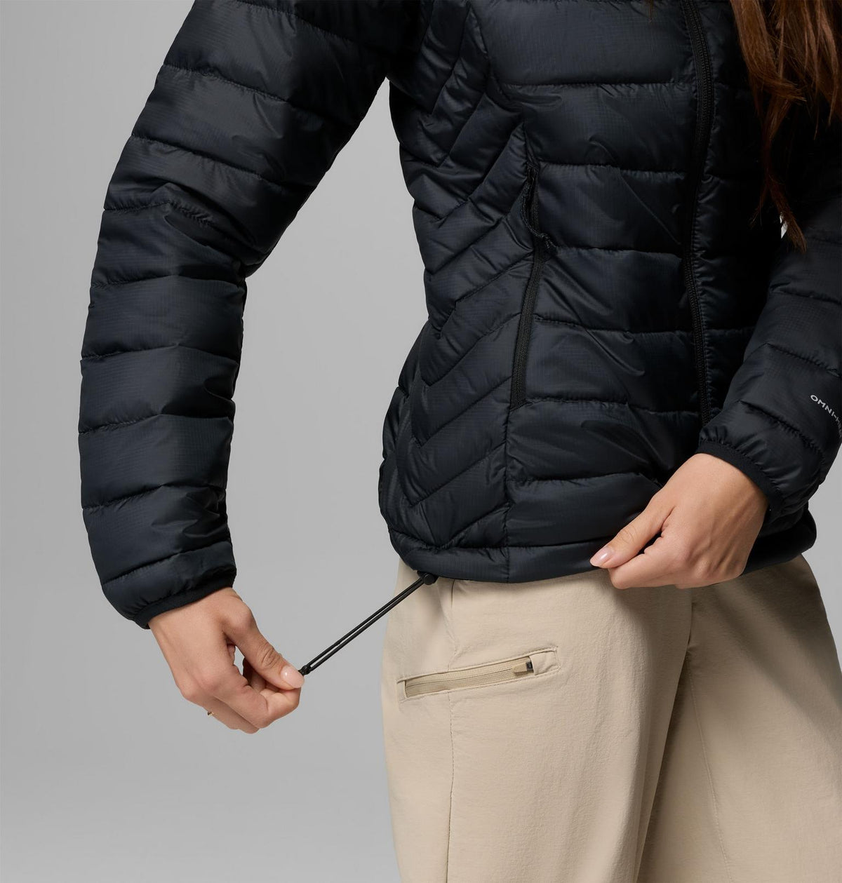 detalle del sistema de ajuste en la cintura de la chaqueta Columbia Powder Lite II para mujer