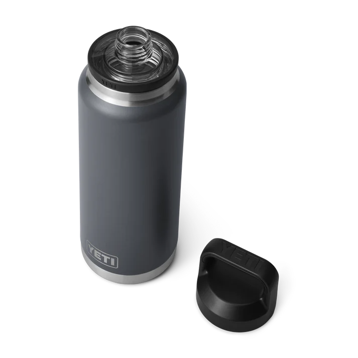 Botella YETI Rambler Bottle Chug 36 de 1.064 ml con el tapón Chug Cap abierto en gris (charcoal)