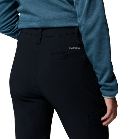 Detalle del bolsillo trasero del pantalón Columbia W’s Back Beauty Warm Softshell Pant para outdoor y clima frío