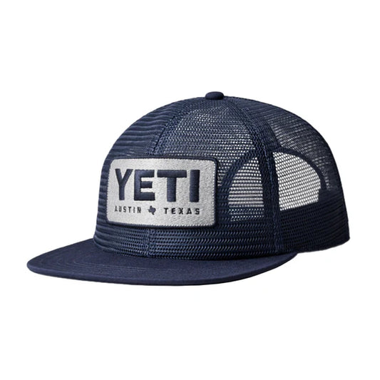 Gorra YETI Intl Austin Flat Hat en vista perspectiva mostrando diseño estructurado y estilo flat. navy