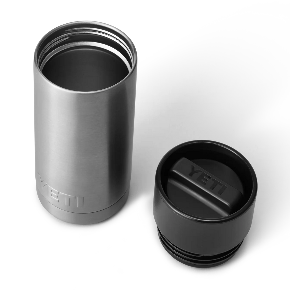 tapa YETI Rambler Bottle HotShot abierta mostrando el sistema para beber desde cualquier ángulo