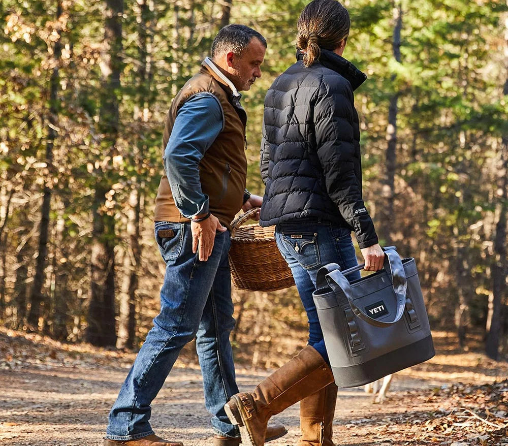 Yeti Carryall 20 Tote Bag en uso urbano y lifestyle