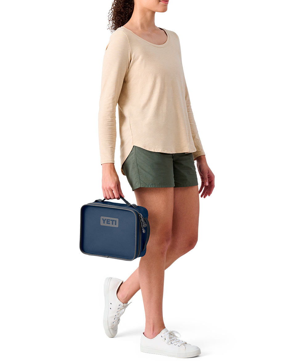Yeti Daytrip Lunch Box en entorno outdoor y viaje