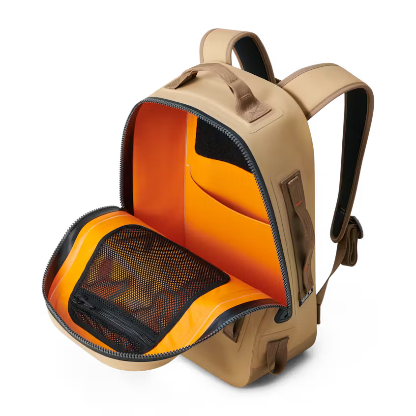 Yeti Panga Submersible Backpack 28 abierta mostrando el interior impermeable camel