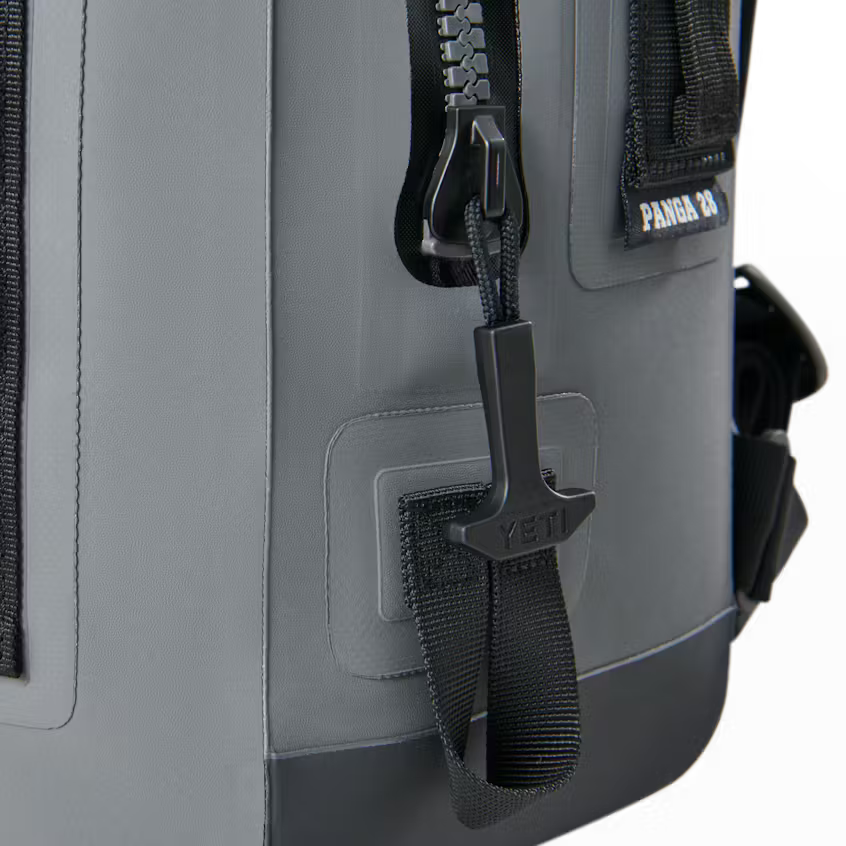 Detalle del cierre HydroLok totalmente impermeable de la mochila Yeti