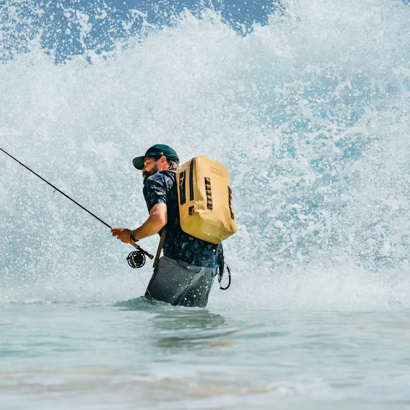 Yeti Panga Submersible Backpack 28 en entorno outdoor lluvia y agua