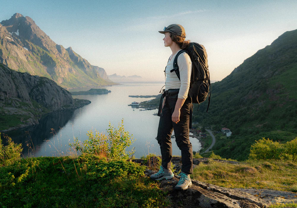 chica haciendo senderismo con ropa de Qivitoq Olot